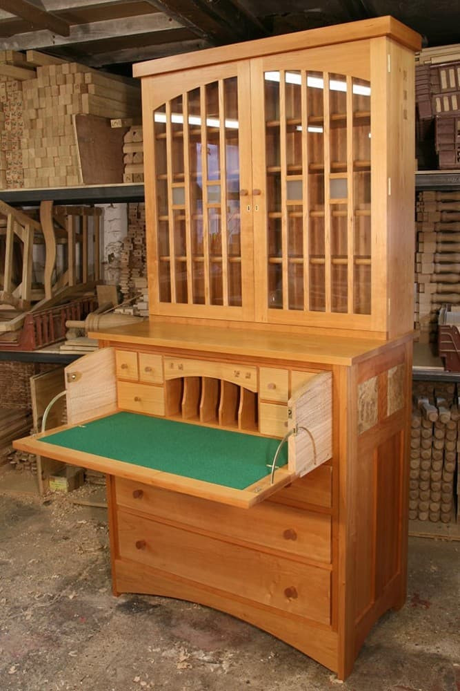 Cabinet with writing desk pull-out